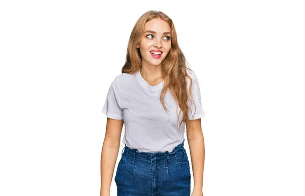 Menina Caucasiana Jovem Vestindo Camisa Branca Casual Olhando Para Lado — Fotografia de Stock