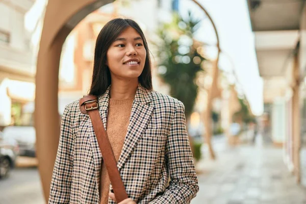 Ung Asiatisk Affärskvinna Ler Lycklig Stående Vid Staden — Stockfoto