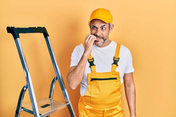 Bonito Homem Meia Idade Com Cabelos Grisalhos Segurando Escada Olhando — Fotografia de Stock