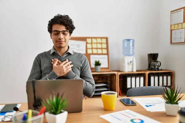 Young Hispanic Man Wearing Business Style Sitting Desk Office Smiling — Stock Photo, Image