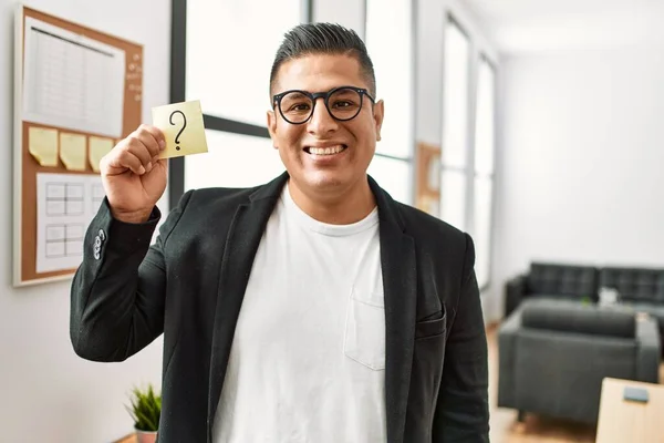 Junger Lateinischer Geschäftsmann Lächelt Glücklich Und Hält Fragezeichen Mahnung Büro — Stockfoto