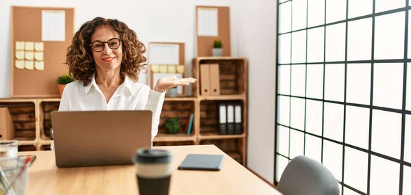 Middelbare Leeftijd Spaanse Vrouw Die Kantoor Werkt Met Een Bril — Stockfoto