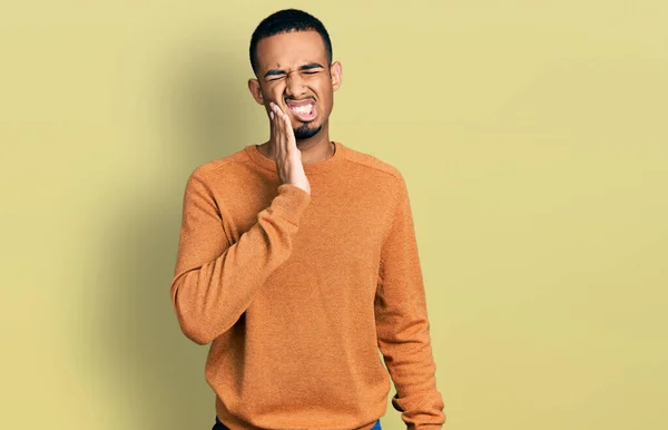 Junge Afrikanisch Amerikanische Mann Lässiger Kleidung Berühren Mund Mit Der — Stockfoto
