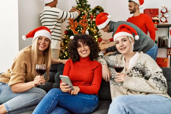 Gruppo Giovani Che Festeggiano Natale Tre Donne Che Bevono Vino — Foto Stock