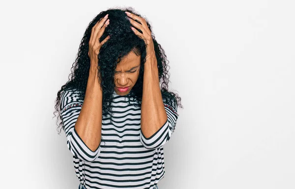 Mulher Afro Americana Meia Idade Vestindo Roupas Casuais Que Sofrem — Fotografia de Stock