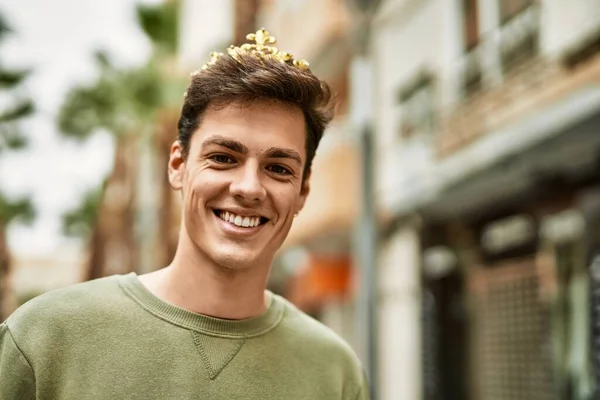Genç Spanyol Gülümseyen Adam Şehirde Altın Kral Tacı Taktığı Için — Stok fotoğraf