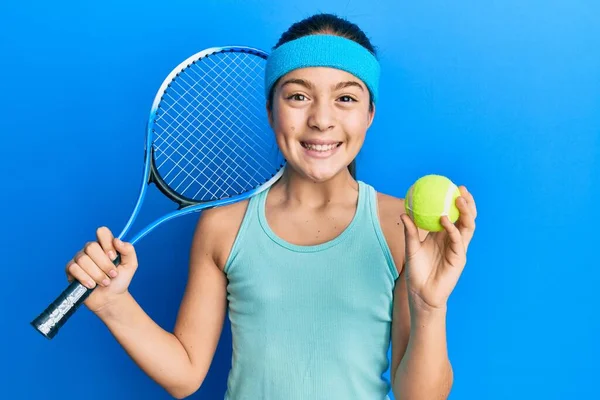 美しいブルネット女の子プレイテニスホールディングラケットとボールお祝いクレイジーと驚きの成功のためにオープン目を叫んで興奮 — ストック写真