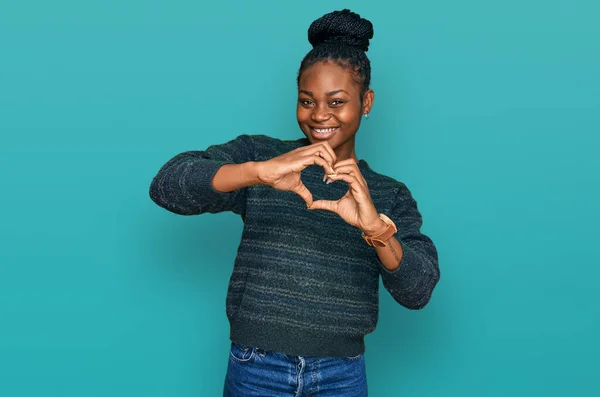 Νεαρή Αφροαμερικανή Γυναίκα Που Φοράει Καθημερινά Ρούχα Χαμογελώντας Στην Αγάπη — Φωτογραφία Αρχείου