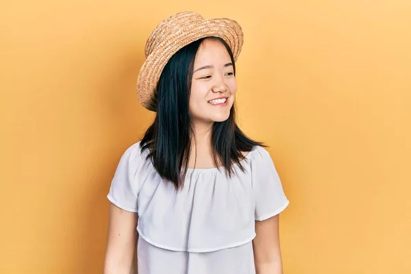 Joven Chica China Con Sombrero Verano Mirando Hacia Lado Con — Foto de Stock