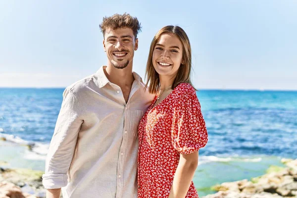 Joven Pareja Hispana Vacaciones Sonriendo Feliz Abrazándose Playa —  Fotos de Stock