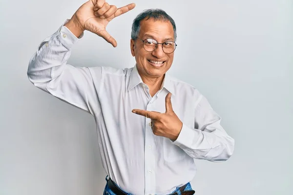 Homem Indiano Meia Idade Vestindo Roupas Casuais Óculos Sorrindo Fazendo — Fotografia de Stock