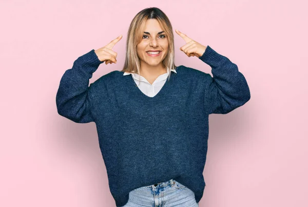 Mujer Caucásica Joven Con Ropa Casual Sonriendo Apuntando Cabeza Con — Foto de Stock