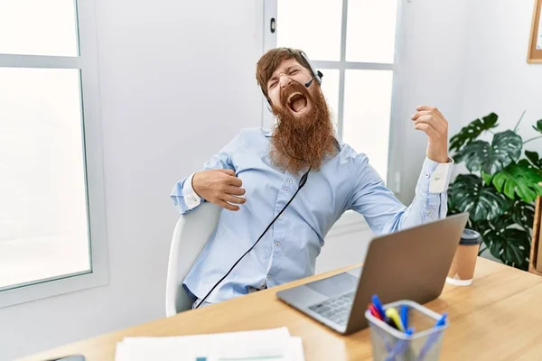 Jovem Irlandês Call Center Agente Sorrindo Ouvir Música Fazendo Gesto — Fotografia de Stock