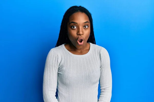 Mulher Afro Americana Com Cabelo Trançado Vestindo Camisola Branca Casual — Fotografia de Stock