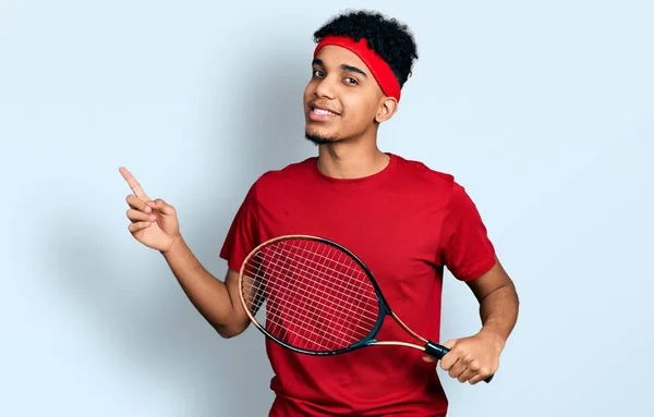 若いですアフリカ系アメリカ人男性身に着けていますテニスプレーヤー制服笑顔幸せなポインティングとともに手と指で側面 — ストック写真