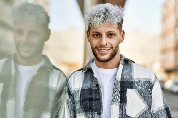 Jovem Hispânico Sorrindo Feliz Cidade — Fotografia de Stock