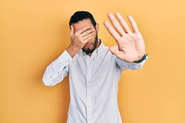 Латиноамериканець Бородою Одягнений Ділову Сорочку Закриває Очі Руками Припиняє Жести — стокове фото