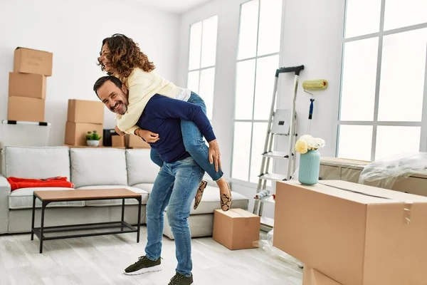 Mann Hält Frau Neuen Zuhause Auf Dem Rücken — Stockfoto