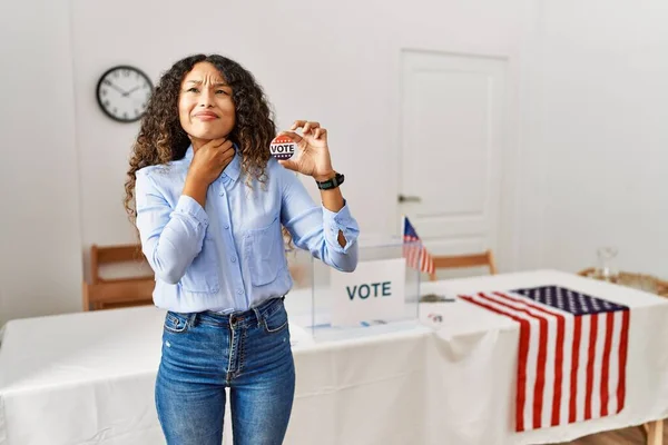 Belle Femme Hispanique Attente Campagne Politique Votant Vote Touchant Cou — Photo