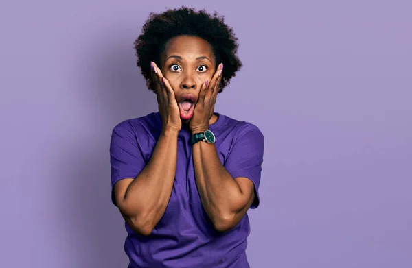 Afroamerikanerin Mit Afro Haaren Lässigem Lila Shirt Ängstlich Und Schockiert — Stockfoto