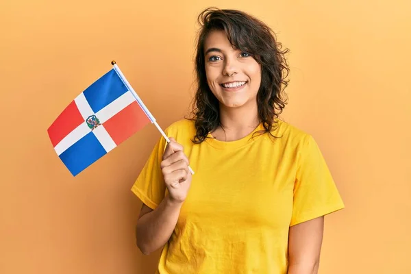 Ung Latinamerikansk Kvinna Som Innehar Herravälde Republik Flagga Ser Positiv — Stockfoto