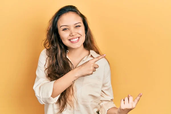 Giovane Ragazza Ispanica Indossa Abiti Casual Sorridente Guardando Fotocamera Che — Foto Stock