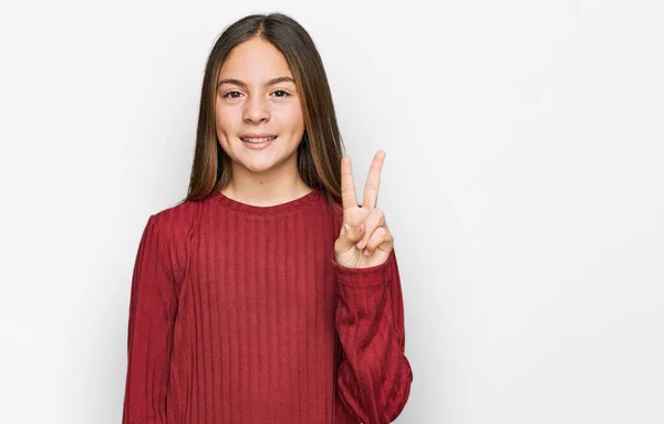 Schöne Brünette Kleines Mädchen Trägt Lässigen Pullover Zeigt Und Zeigt — Stockfoto