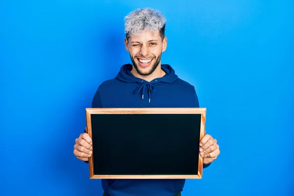 Homem Hispânico Jovem Com Cabelo Tingido Moderno Segurando Quadro Negro — Fotografia de Stock