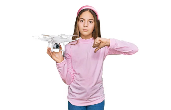 Menina Morena Bonita Usando Drone Com Rosto Irritado Sinal Negativo — Fotografia de Stock