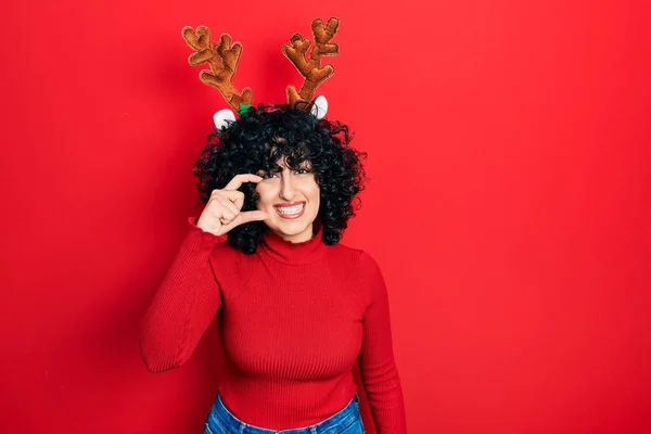 Jovem Mulher Oriente Médio Vestindo Chifres Rena Natal Bonito Sorrindo — Fotografia de Stock