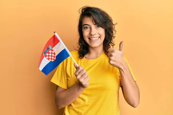Mladá Hispánka Drží Chorvatskou Vlajku Veselým Pozitivním Úsměvem Palec Nahoru — Stock fotografie