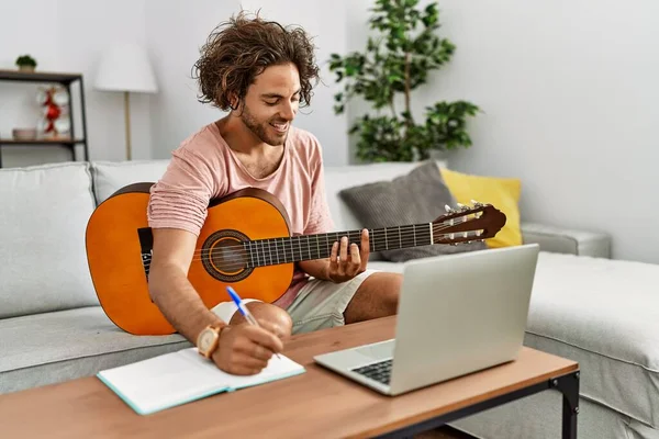 Jovem Compositor Hispânico Homem Compondo Música Usando Guitarra Laptop Casa — Fotografia de Stock