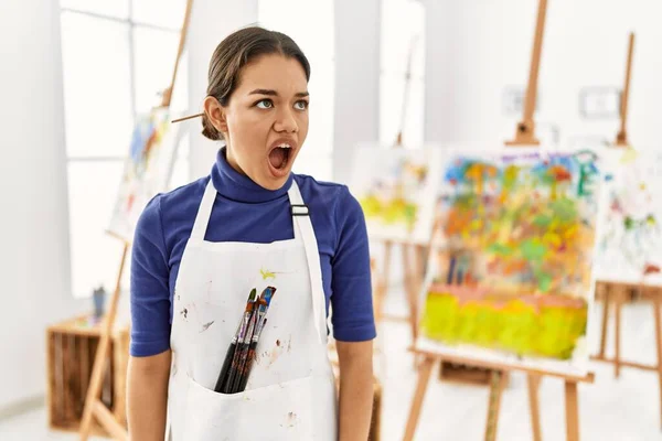 Jonge Brunette Vrouw Kunststudio Boos Boos Schreeuwend Gefrustreerd Woedend Schreeuwend — Stockfoto