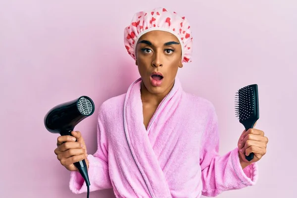 Hispanic Man Wearing Make Wearing Shower Cap Holding Hair Dryer — Stock Photo, Image
