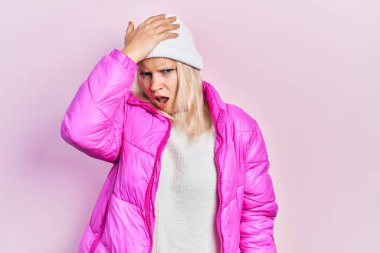 Beyaz saçlı, yün şapkalı, kışlık ceketli güzel bir kadın. Yanlışlıkla el ele tutuşarak şaşırmış. Hatayı hatırla. Unuttum, kötü hafıza kavramı. 