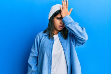 Tatlı yün şapka takan genç Latin bir kadın. Hatayla el ele tutuşup şaşırdı. Hatayı unutma. Unuttum, kötü hafıza kavramı. 