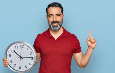 Sakallı, koca saati olan orta yaşlı bir adam bir fikre ya da soru işaretine şaşırdı. 