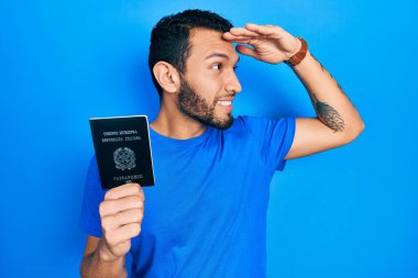 İtalyan pasaportlu, sakallı, mutlu ve gülümseyen bir İspanyol. arama kavramı. 