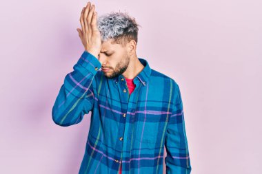 Modern boyalı saçlı, gündelik retro gömlek giyen genç İspanyol bir adam. Hatayla el ele tutuşup şaşırdı. Hatayı hatırla. Unuttum, kötü hafıza kavramı. 