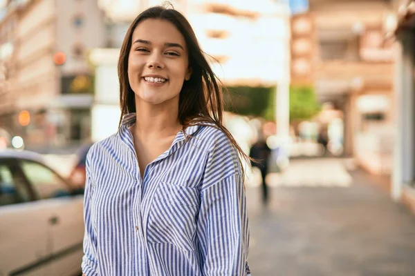 Joven Chica Hispana Sonriendo Feliz Pie Ciudad — Foto de Stock