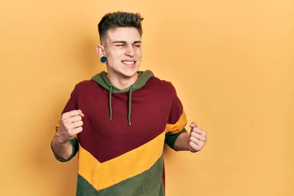 Joven Chico Caucásico Con Dilatación Orejas Usando Sudadera Casual Emocionado — Foto de Stock