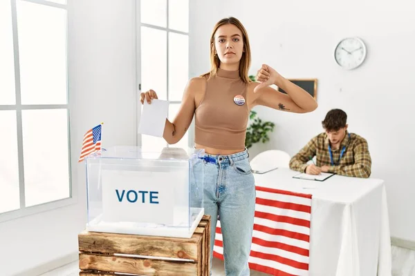 Jovem Loira Votando Colocando Envoltório Urna Com Rosto Irritado Sinal — Fotografia de Stock