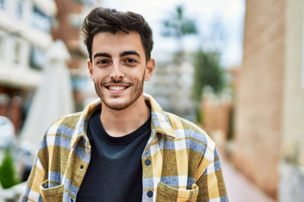 Bonito Homem Hispânico Sorrindo Feliz Confiante Cidade — Fotografia de Stock