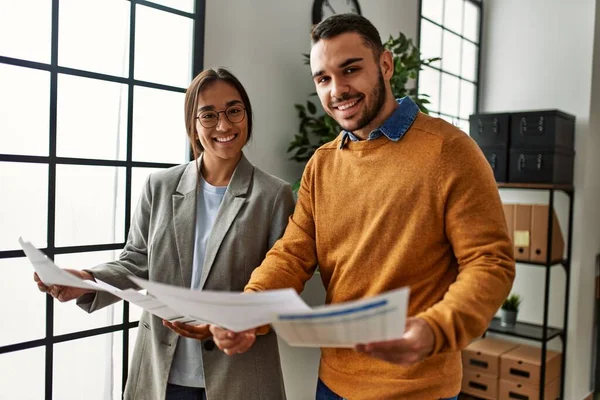 Dos Trabajadores Negocios Sonriendo Feliz Lectura Papeleo Pie Oficina — Foto de Stock