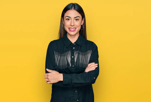 Jonge Latijns Amerikaanse Vrouw Met Casual Kleding Vrolijk Gezicht Glimlachend — Stockfoto