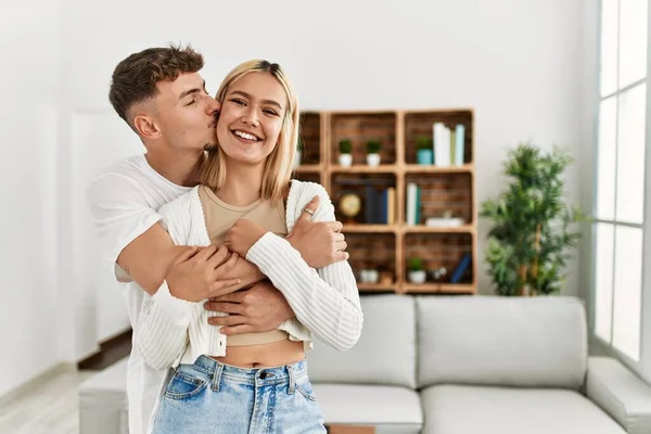 Jovem Casal Caucasiano Sorrindo Abraço Feliz Beijando Casa — Fotografia de Stock