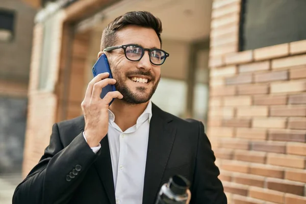 Ung Latinamerikansk Affärsman Ler Glad Prata Smartphone Staden — Stockfoto