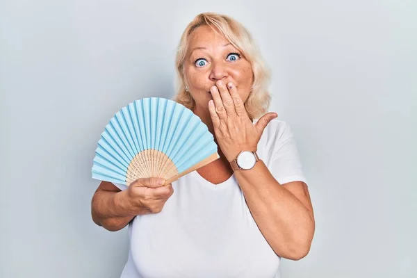 Mulher Loira Meia Idade Acenando Com Ventilador Mão Resfriando Verão — Fotografia de Stock