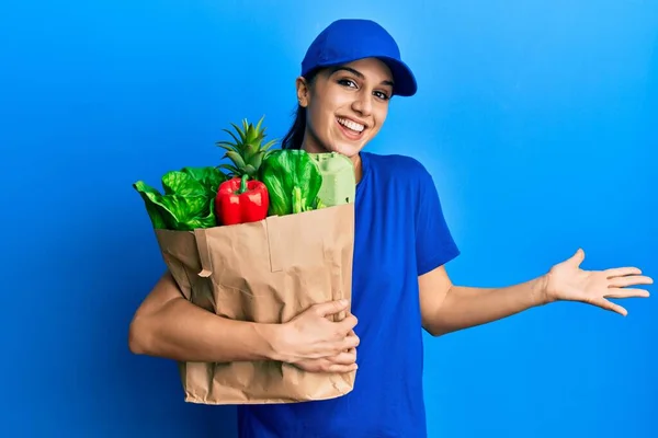 Ung Latinamerikansk Kvinna Bär Kurir Uniform Med Livsmedel Från Snabbköpet — Stockfoto