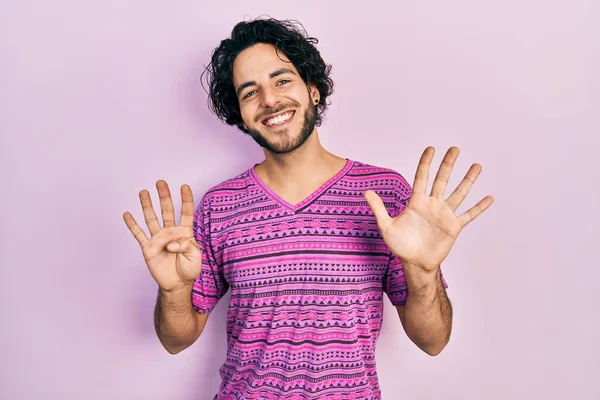 Hombre Hispano Guapo Usando Camiseta Rosa Casual Mostrando Señalando Con —  Fotos de Stock